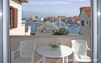 Apartments Paulina, private accommodation in city Postira, Croatia